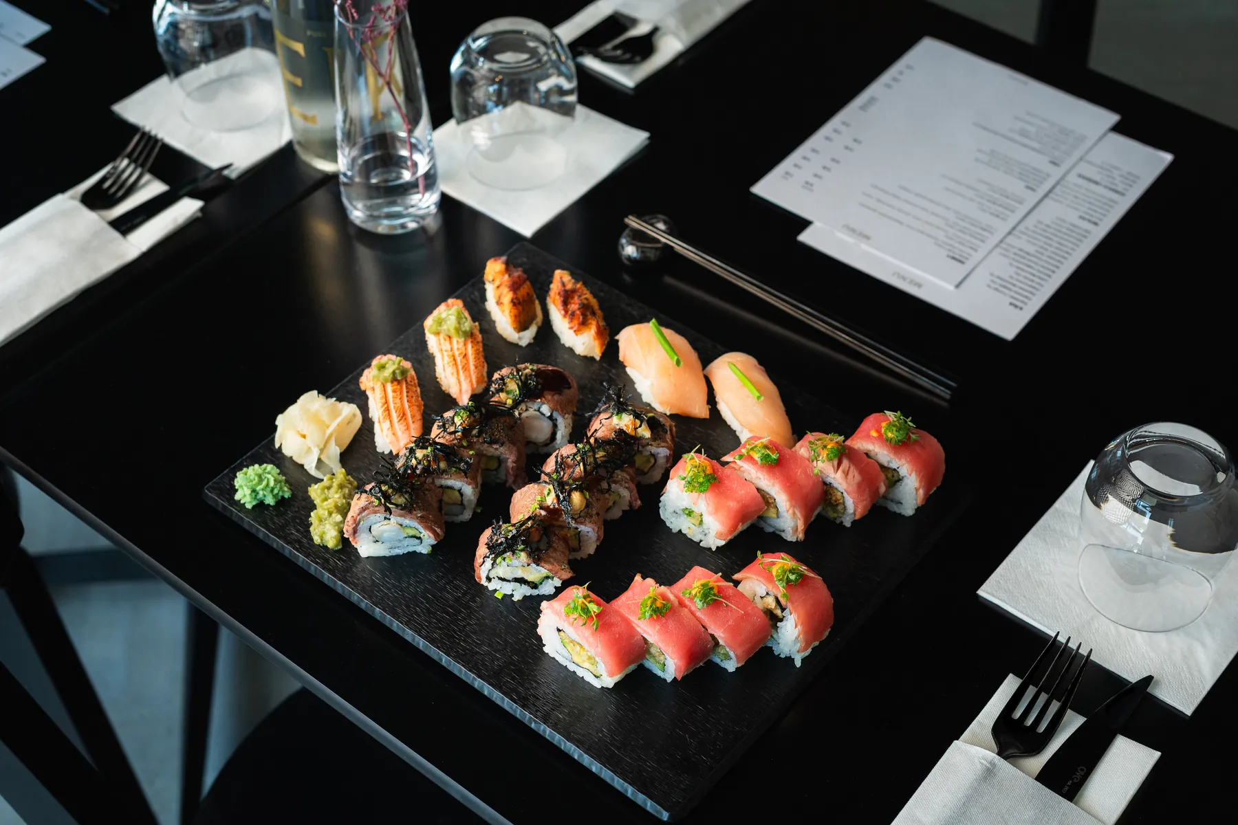 Sushi set na stole v NOZU