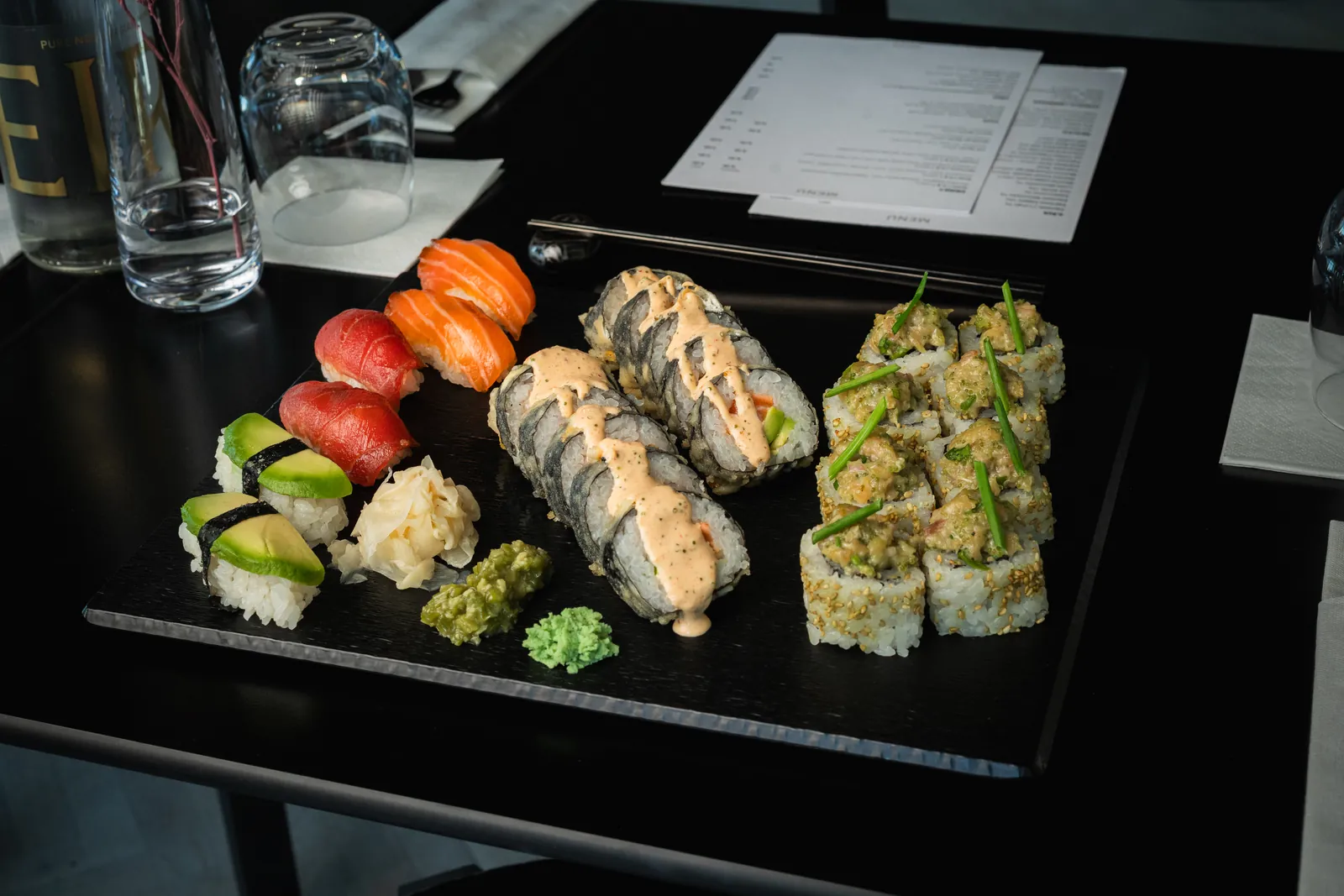 Sushi set v NOZU: nigiri, maki a signature rolky